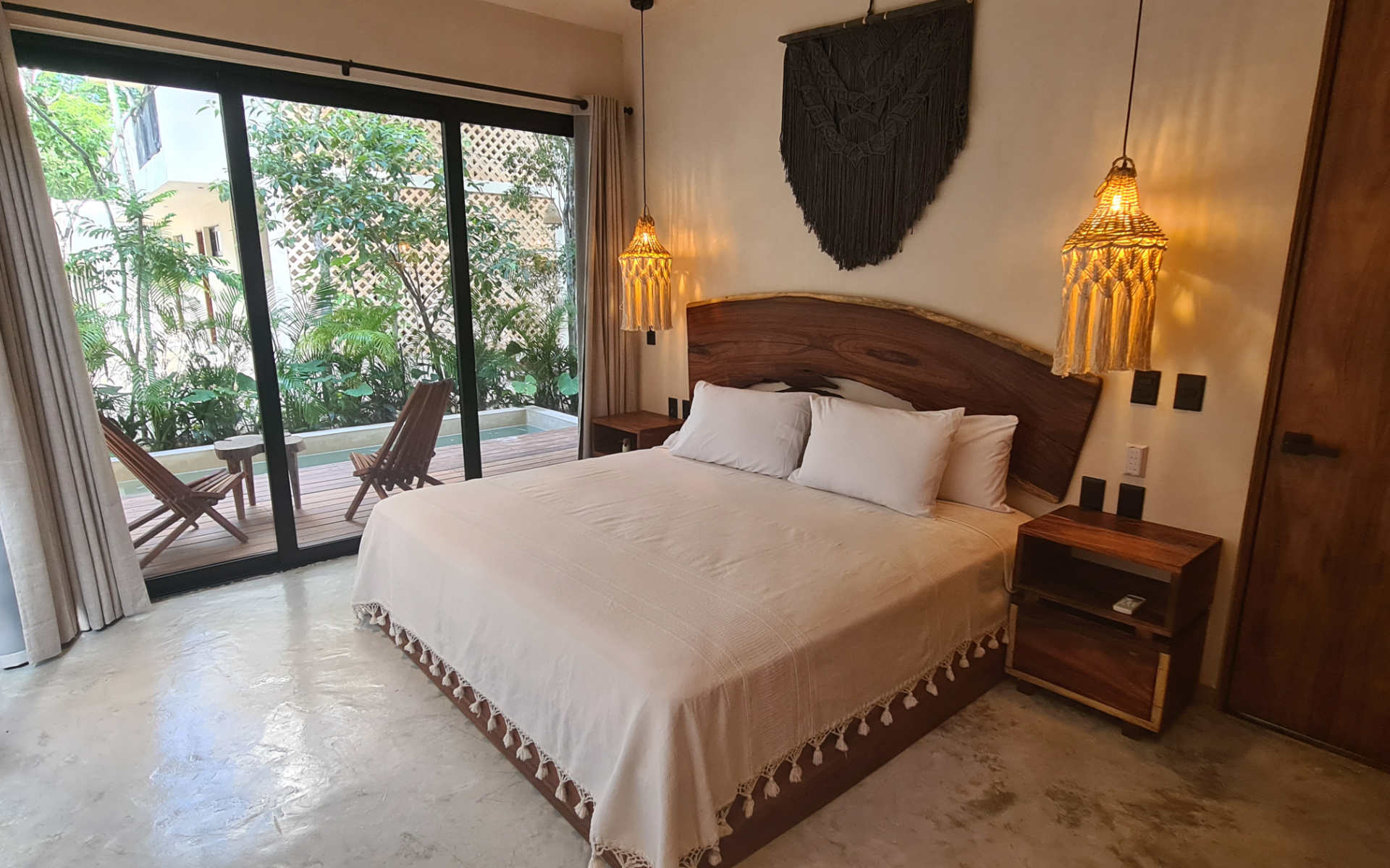 Suite-1-Recamara-con-jardin-y-piscina